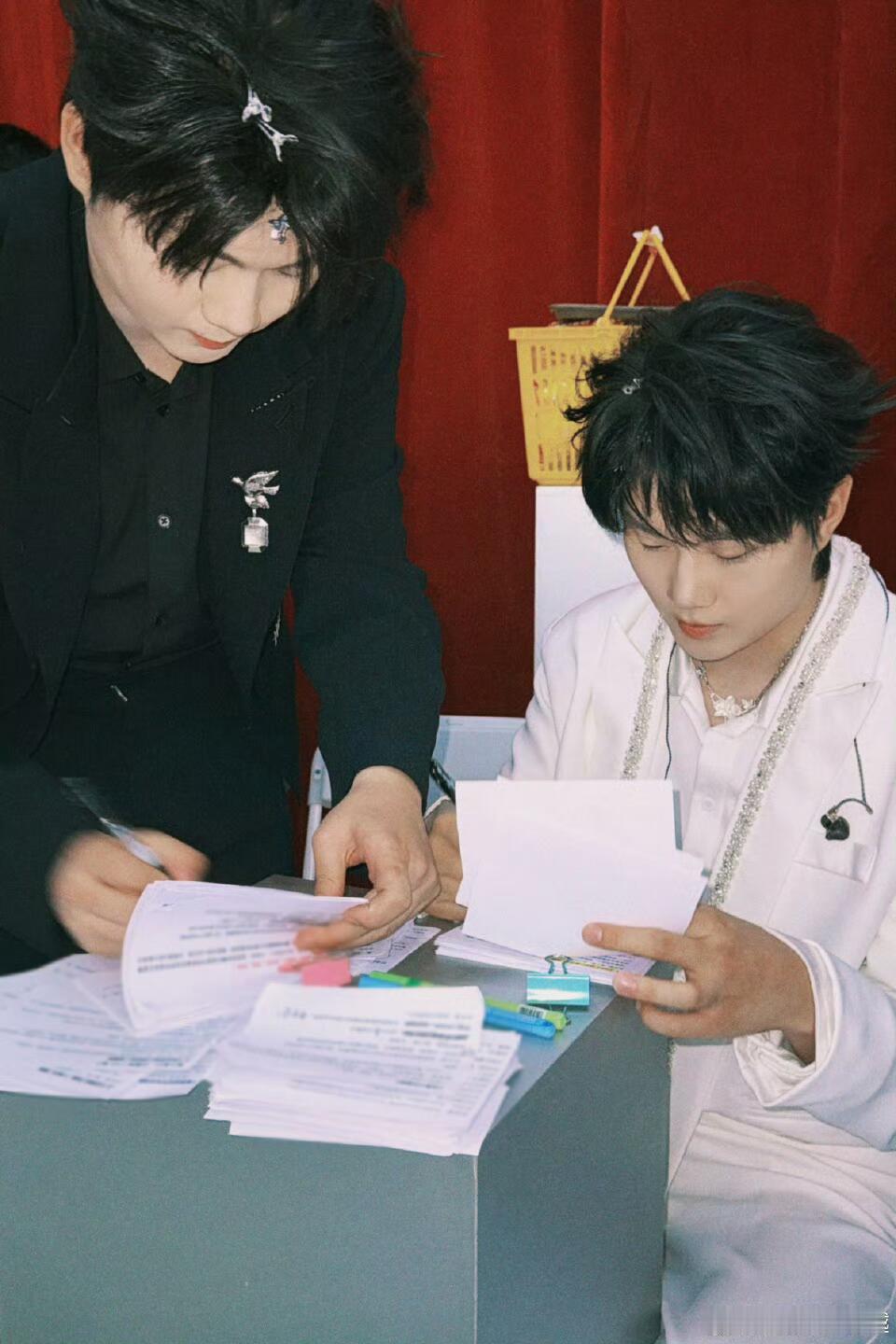 星光大赏主持人 双高胎 被双高胎的星光大赏主持惊艳到了！口条顺反应快，接梗也很有