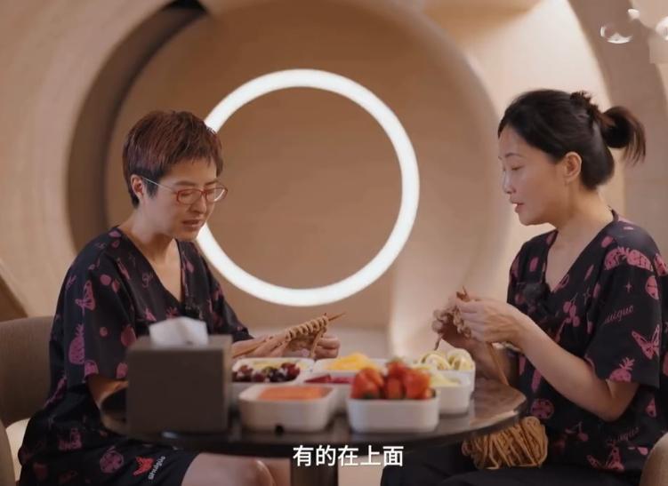 郭柯宇 性格 看了郭柯宇的访谈，很难不被姐姐清醒、直爽、乐观的性格圈粉。郭柯宇才