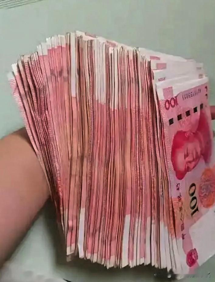 家里藏5万现金当备用金！
闺蜜的操作让我懵了？

跟闺蜜聊天时我直接愣住了，
她