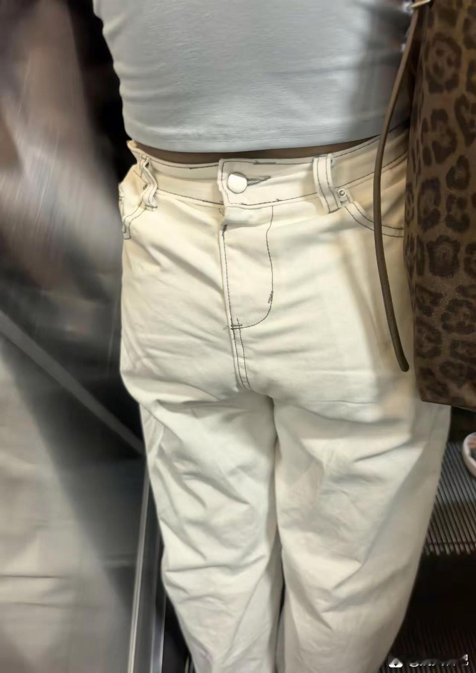 我要不要提醒她裤子穿反了感觉好奇怪啊，这个裤子，不知道为什么 