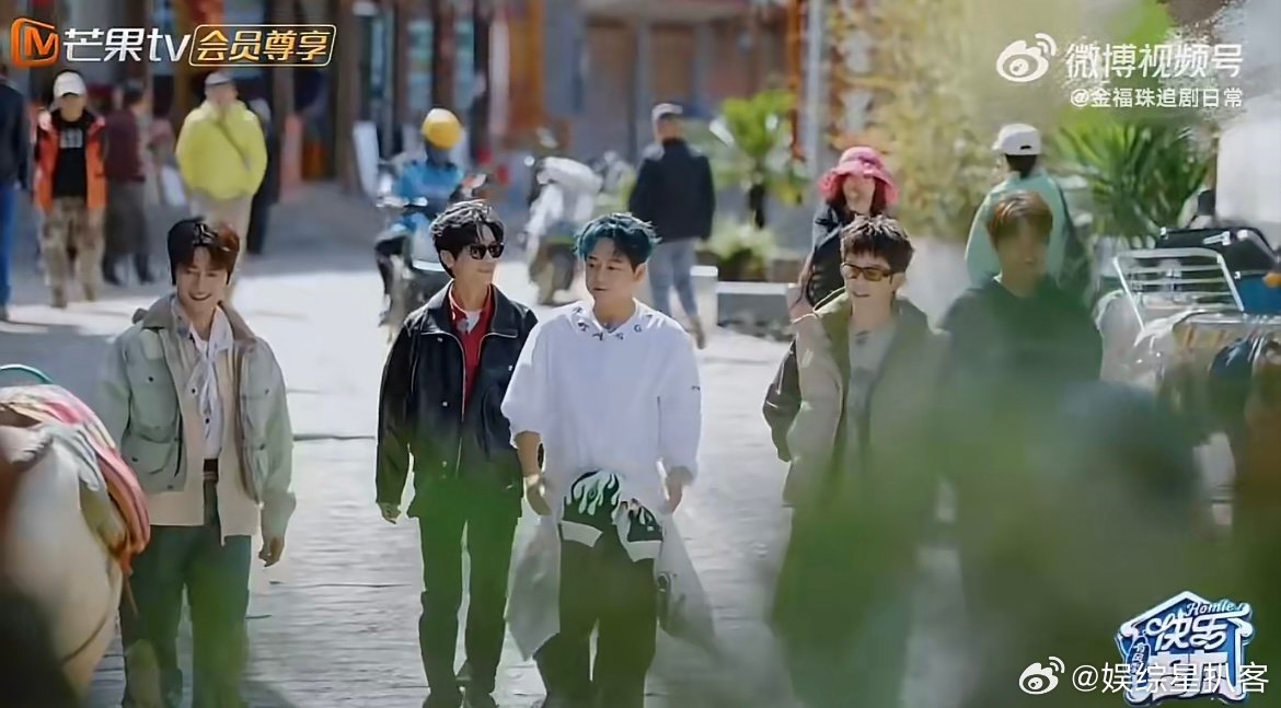 王栎鑫一切皆可山歌 行走的山歌播放器上线！路上偶遇白马就即兴开唱 “五花马，千金