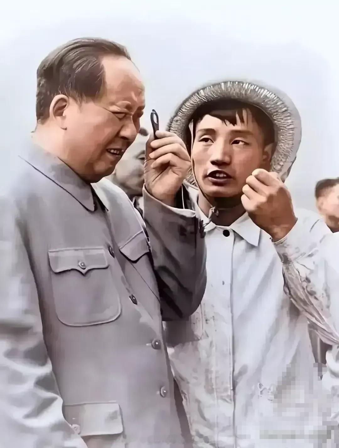 毛主席，您萌到我了！毛主席在透过这个小东西看反映出来的世界。伟人也有好奇心，和普