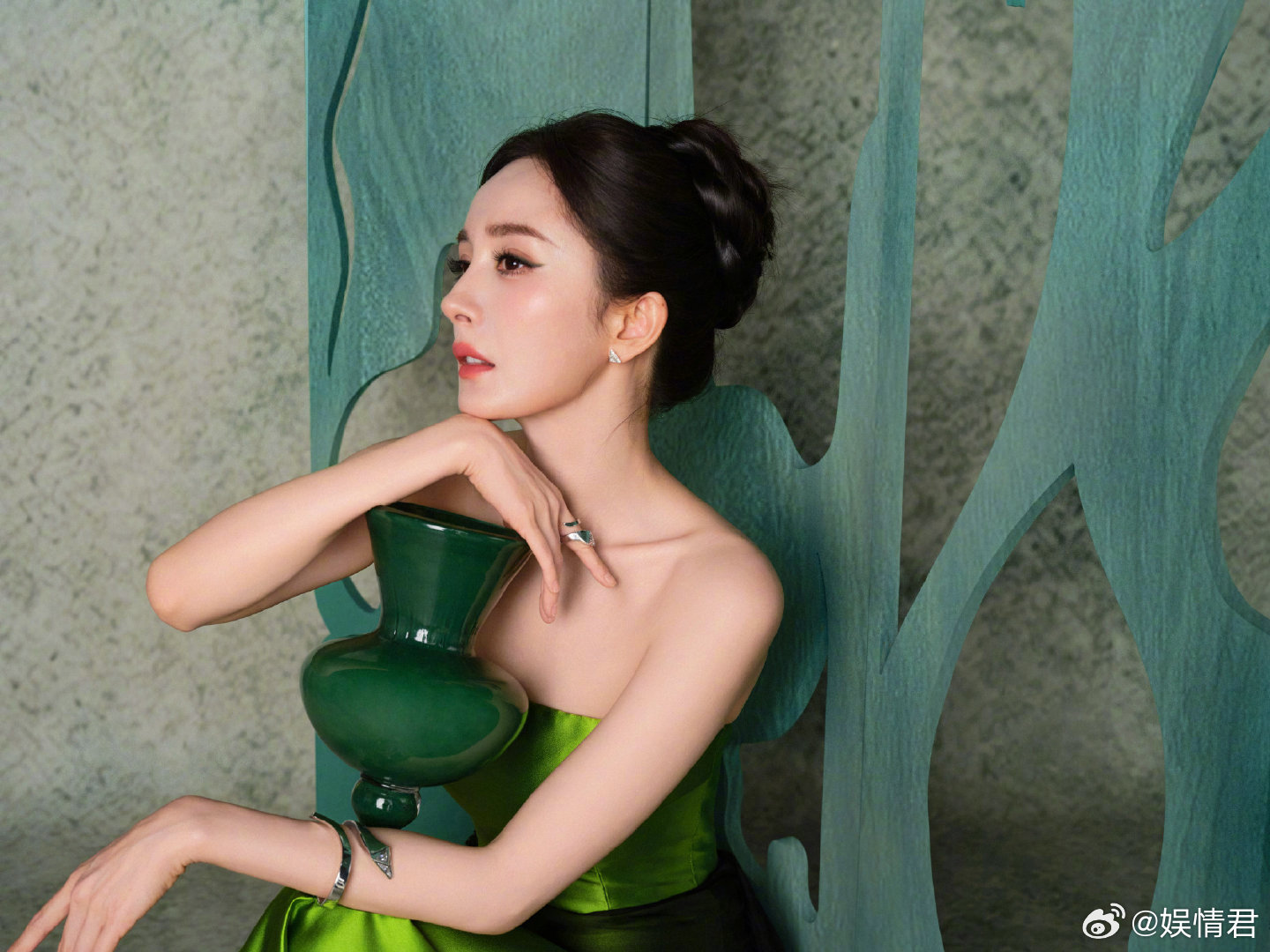 杨幂苹果绿抹胸裙杨幂抱花瓶杨幂工作室图不就来了嘛，好清新的绿 