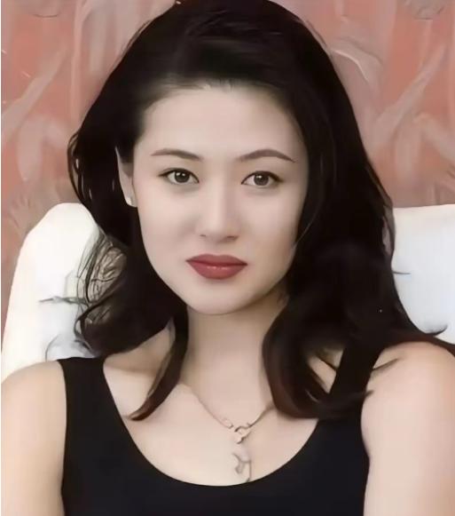 2002年陈宝莲从24楼一跃而下，留下一个才出生20多天的男婴，葬礼上，曾志伟和
