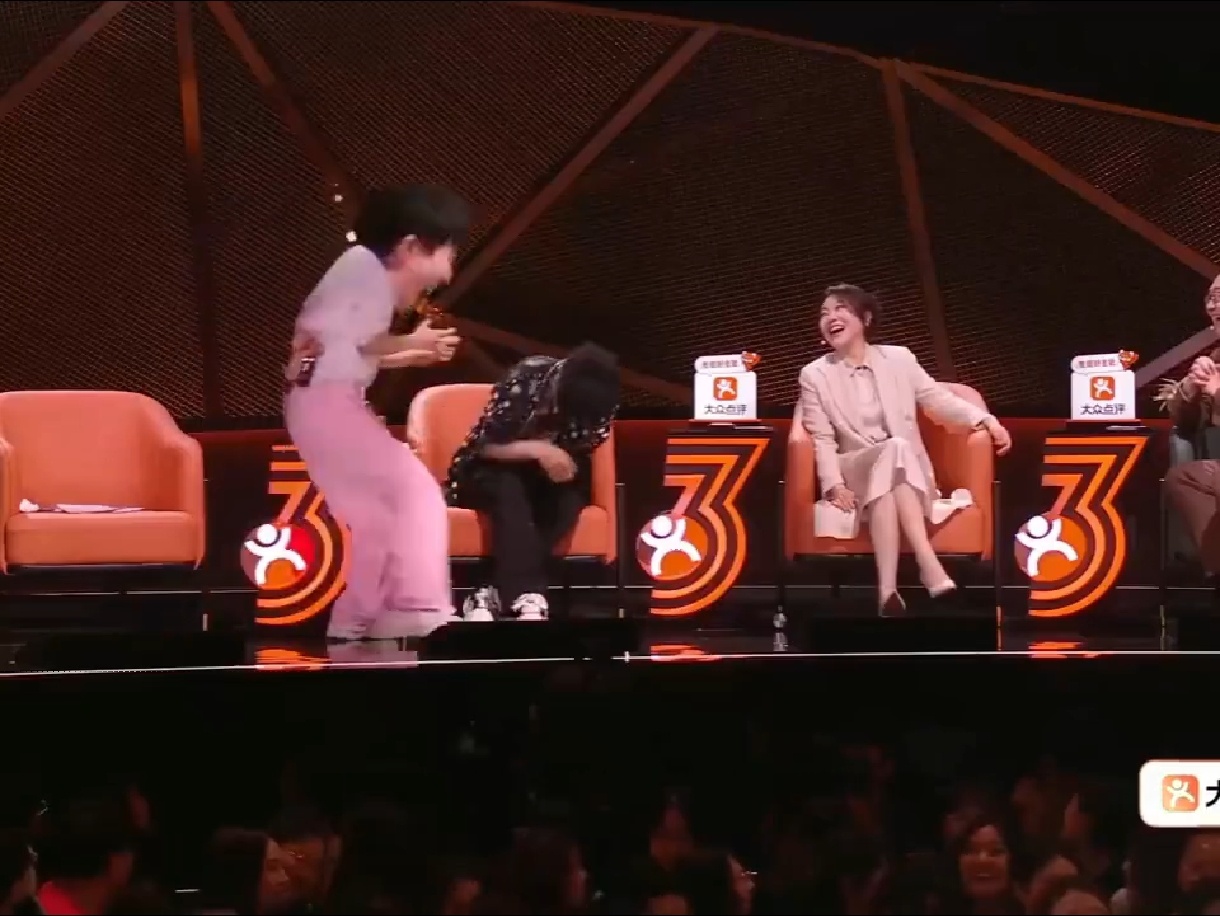 周深最不想听到的脱口秀出现了脱口秀和Ta的朋友们 全员都被身高段子戳中笑点，唯独