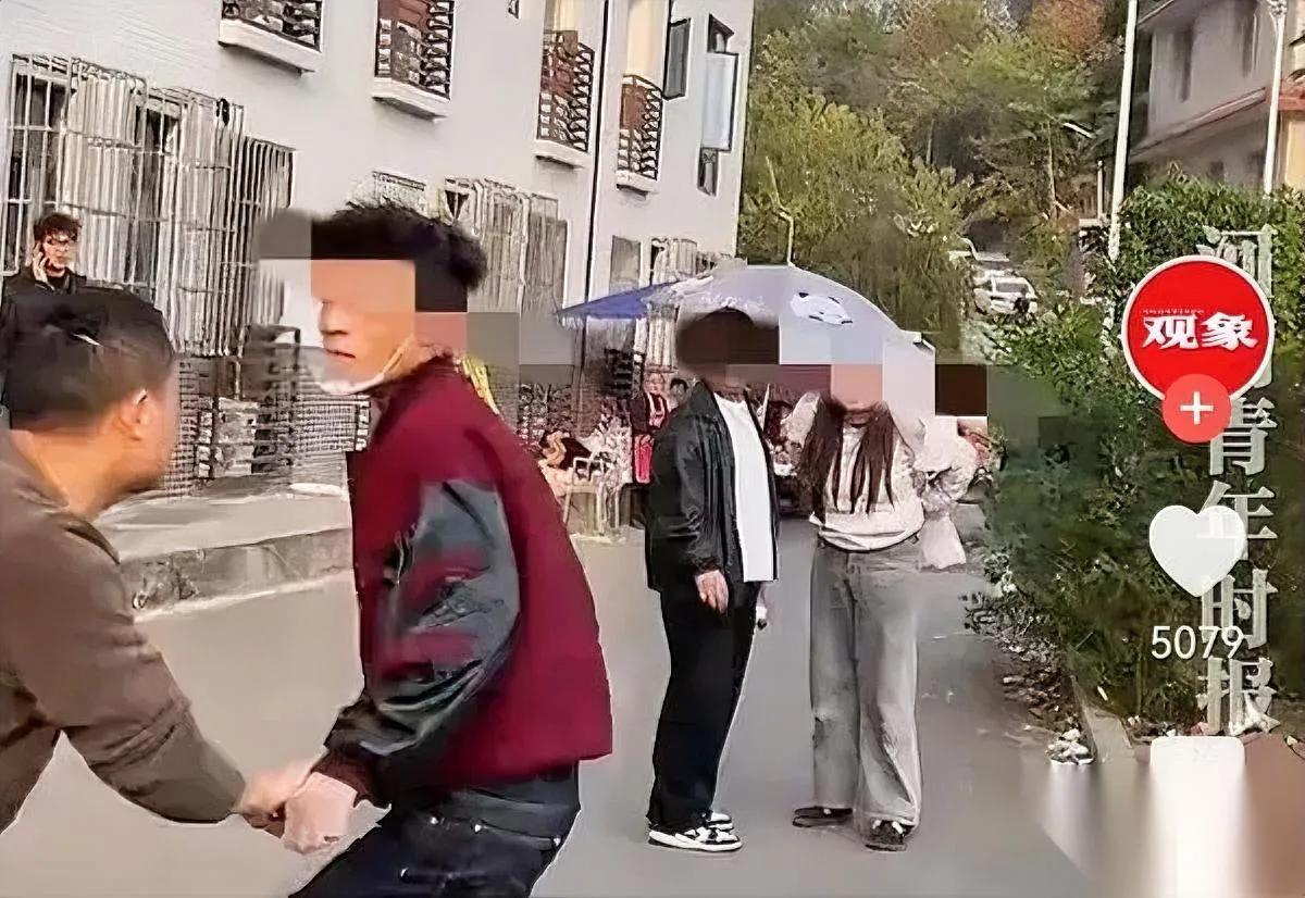 校门口的冰糖葫芦摊，炸了。

绵阳大学生刚支摊没几天，就被中年男当街掀了——
