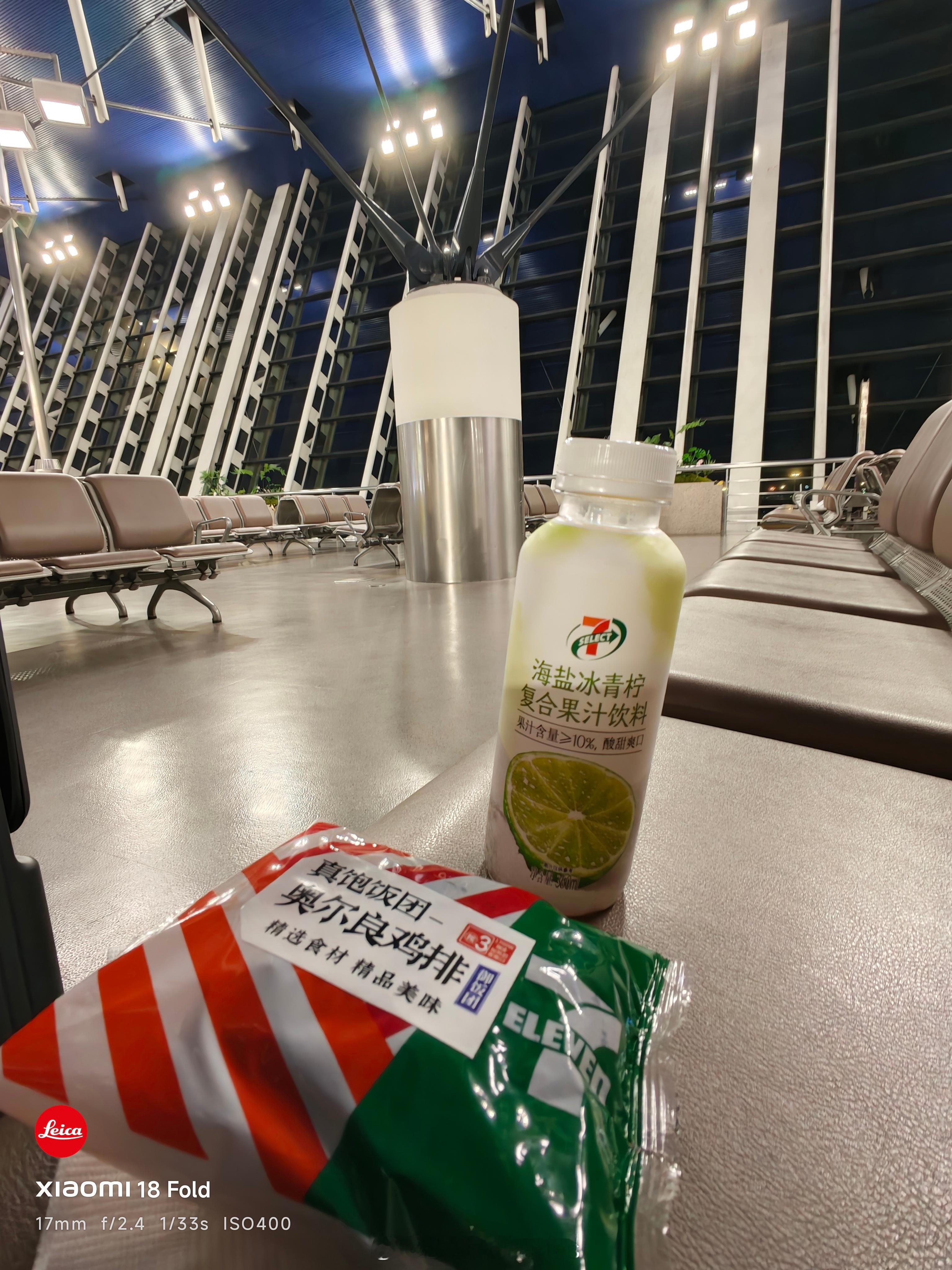 在机场吃个饭团，接着赶往今天的第三个城市。这个月活动很多，我能去到现场的，一定是