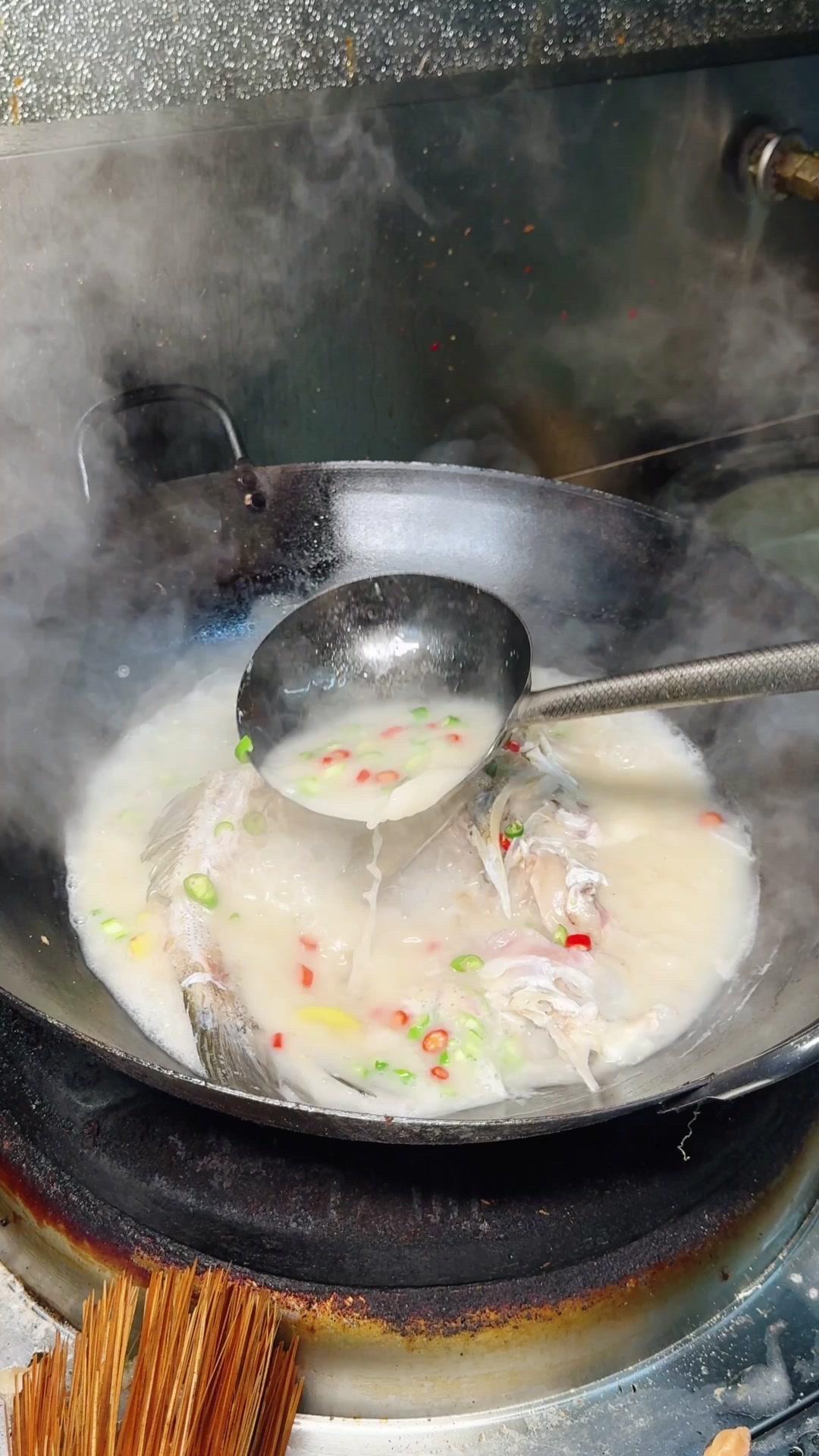 长沙一饭店月销1000斤的湘潭水煮活鱼，鱼肉细嫩，鱼汤奶白，到底有何技巧？有请我