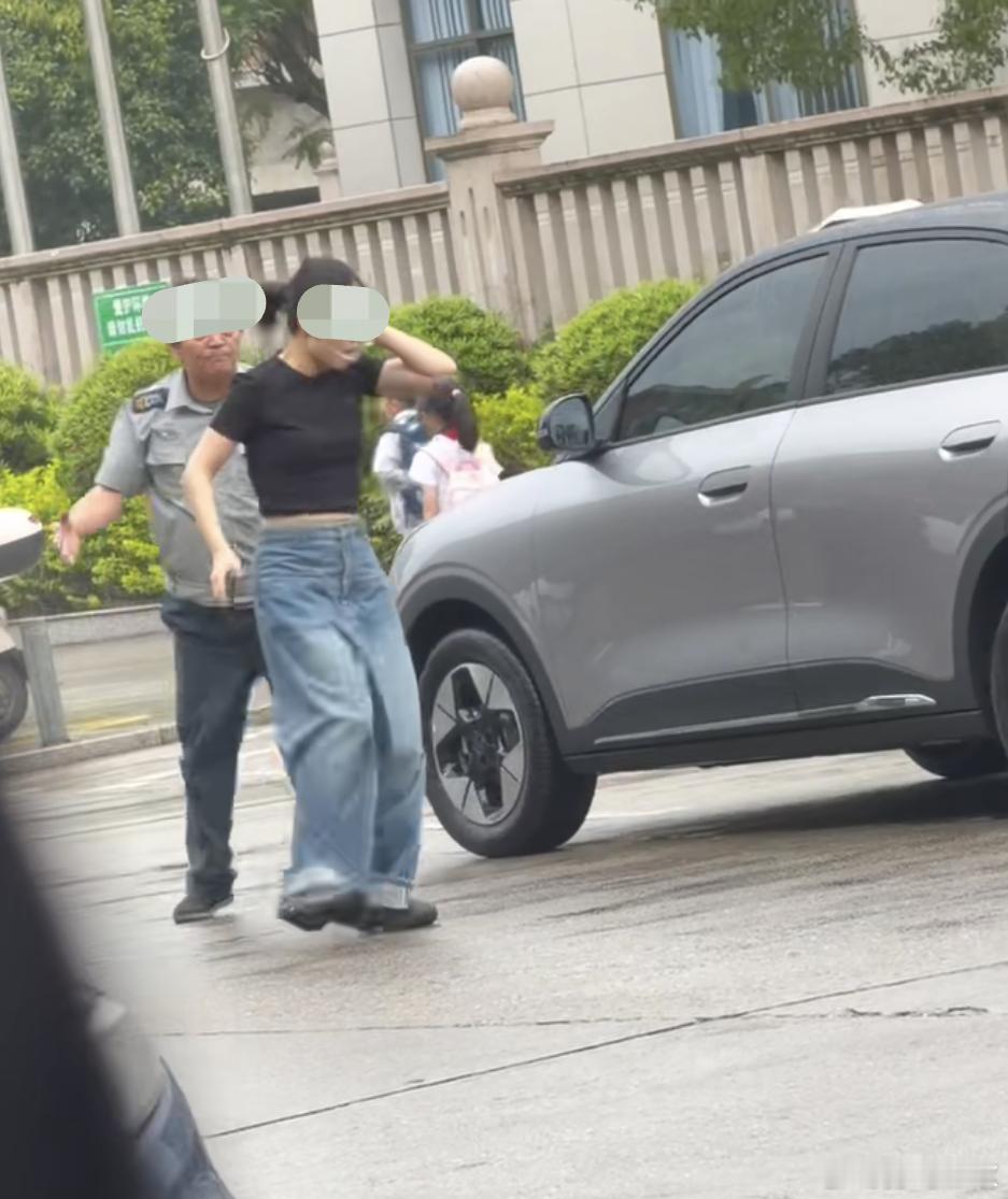 女子脚踹保安后被反手扇一耳光 如果你不能战胜对方就不要先动手幸福者退让原则当然我