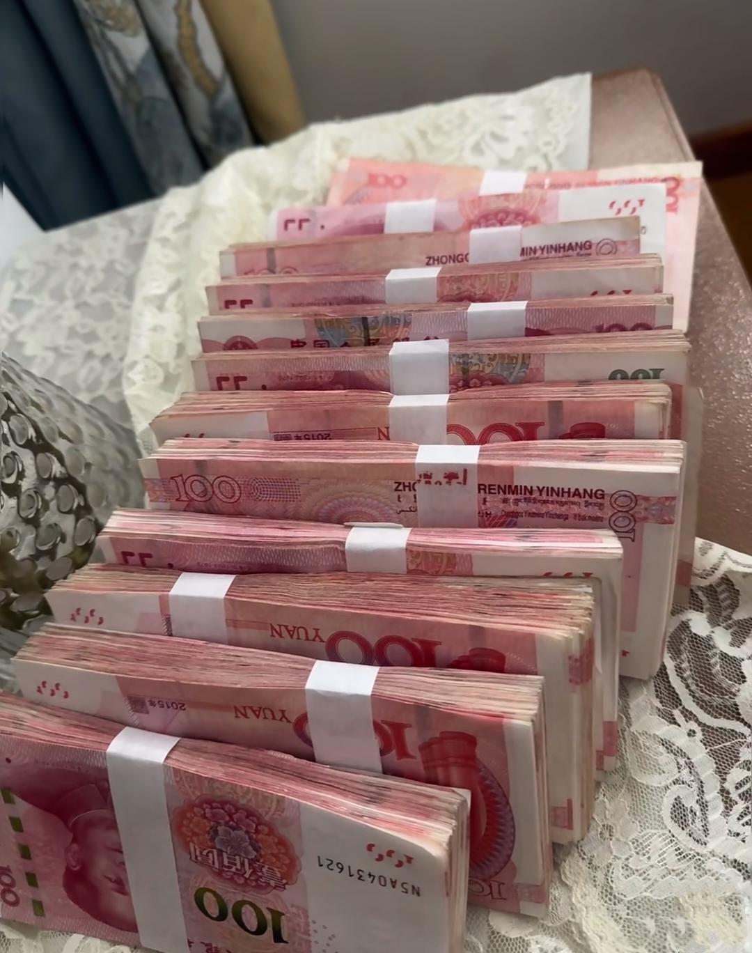 奉劝大家
千万不要过度存钱
都说在这个经济下行
利率已经1点多的时代
只有存钱才