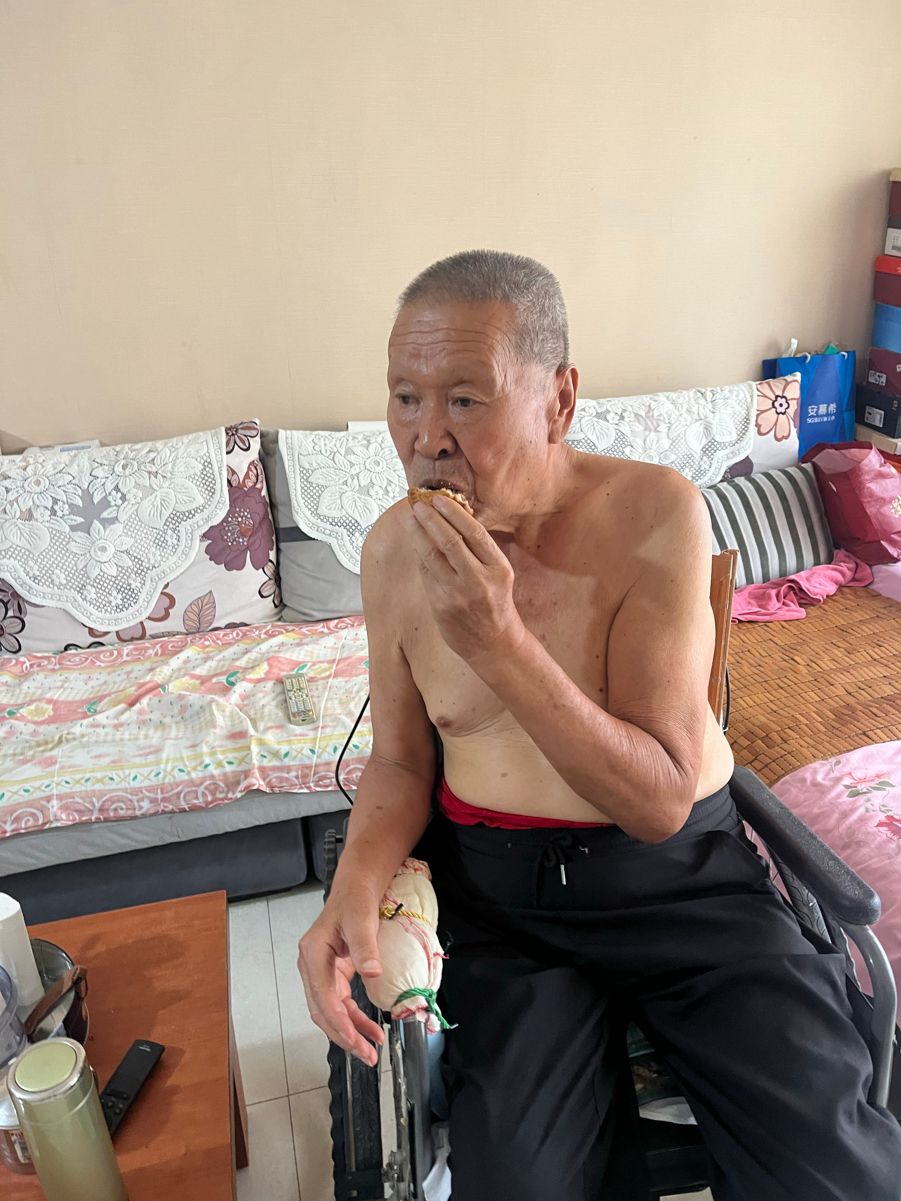 给爹买了一盒无糖月饼送去，娘说买那干嘛没人爱吃。唉！这个娘情商太低，即使是真的也
