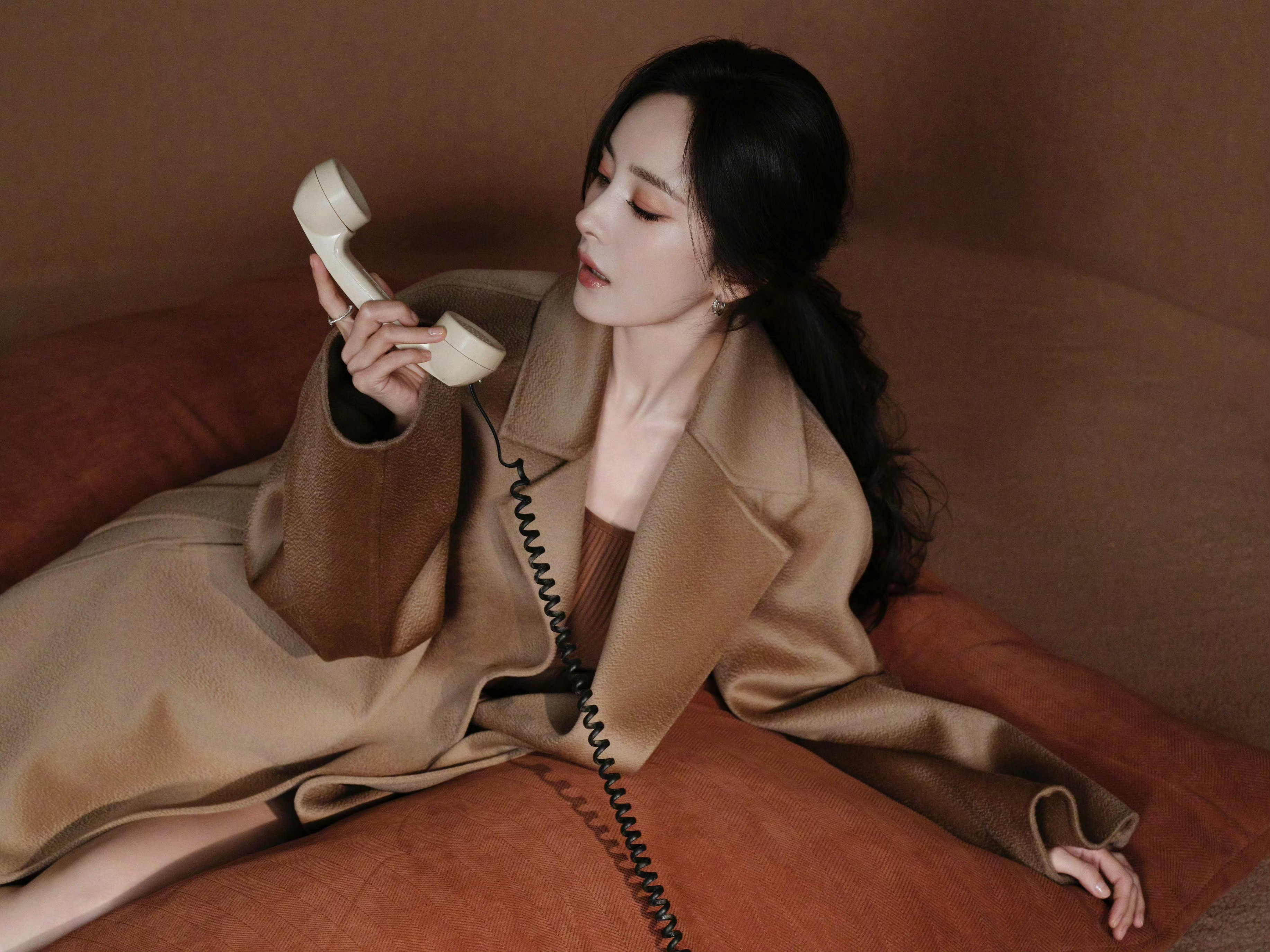 ym 钟声在远方结成蛛网，云朵蓬松成天鹅绒襁褓，睫毛阖起时，星星正往耳畔撒入安静