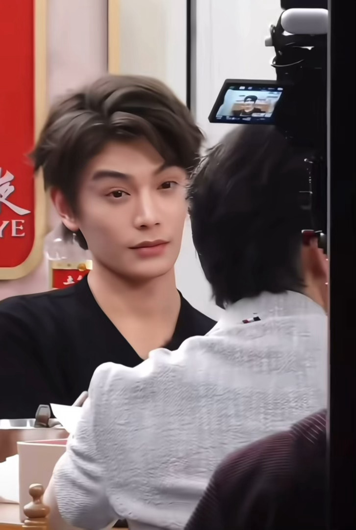 上眼皮下眼皮打架中 