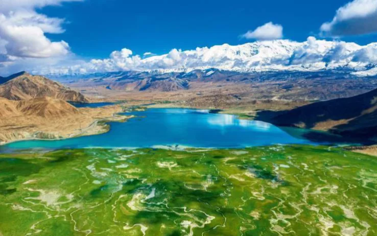 雪山与湿地之间，是鲜活的喀拉库勒湖