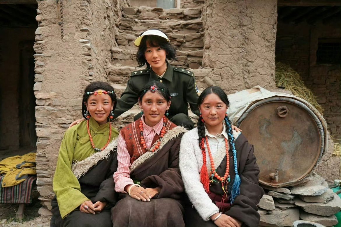 杨紫和生命树小演员合照生命树小演员晒和杨紫合照生命树小演员晒和杨紫合照！！！紫啧