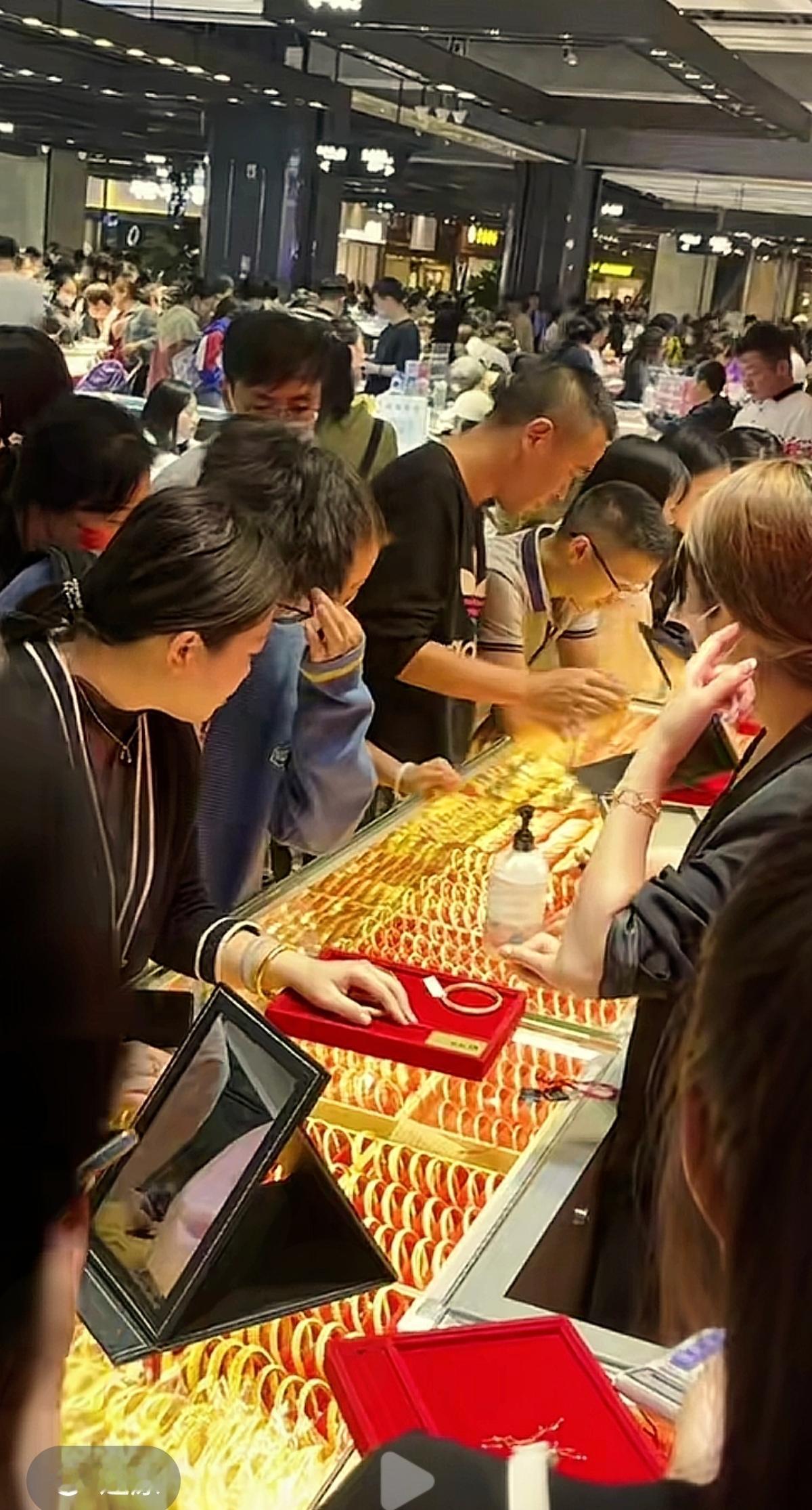 金价暴跌！回收店排起长队，这波