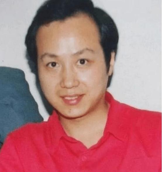 著名主持人罗京，去世多年后，母亲患上老年痴呆，妻子带着儿子改嫁了一位富商，可是儿