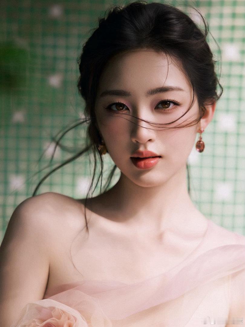 邓恩熙少女果然还是少女骨相优越自带清冷氛围感，笑时明媚软糯，切换两种气质依旧满是