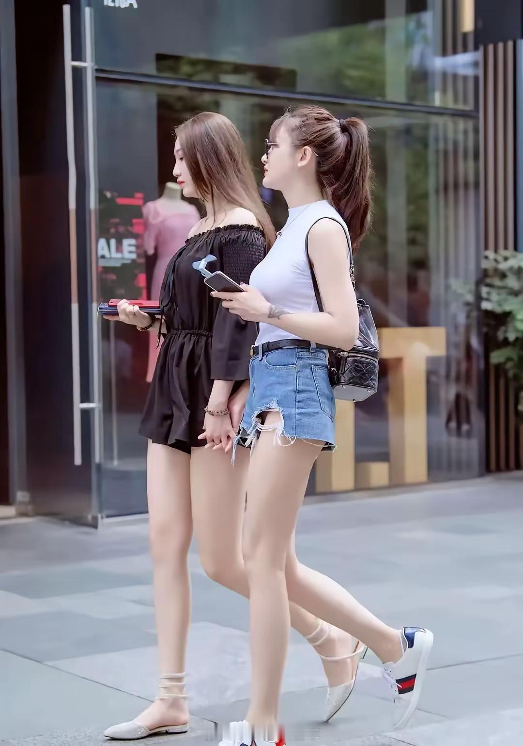 芳草绿连天，美人行路远。 
