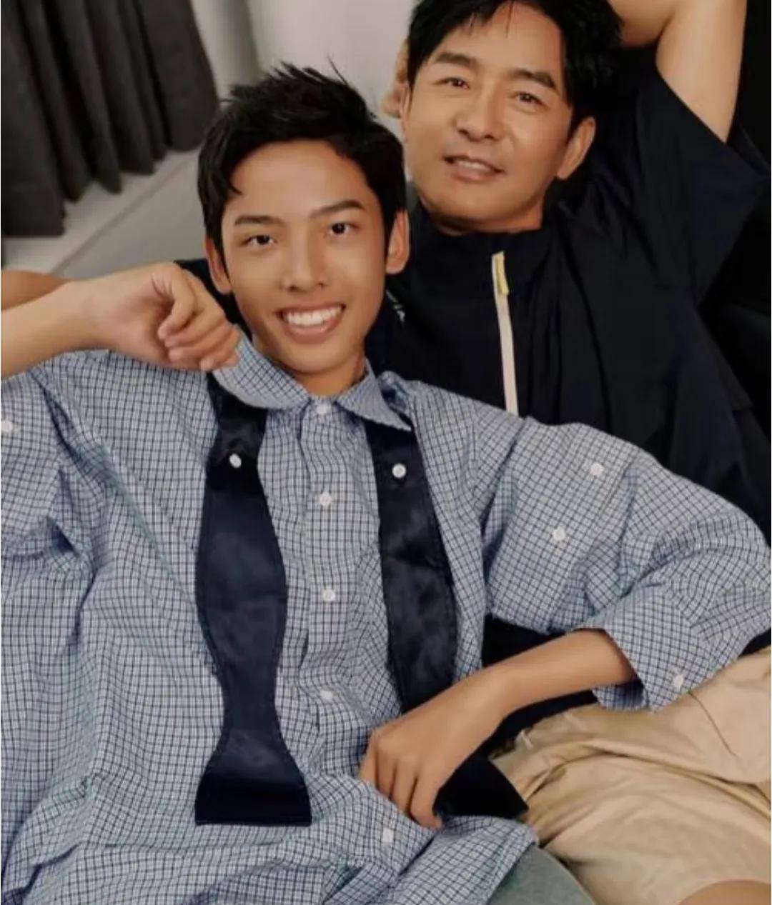 近日，演员郭晓东与16岁儿子郭子诚的合影曝光，父子俩并肩而坐，画面好温馨。儿子遗