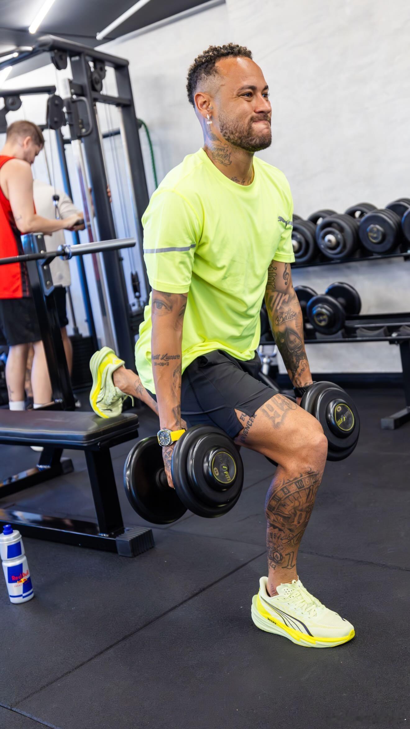 内马尔内马尔 携友在家训练🏋️♀️ 