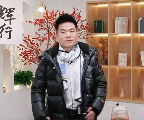 笑不活了，董宇辉直播间卖羽绒服，他不小心又说了大实话，导演这次都快哭了，网友：羽