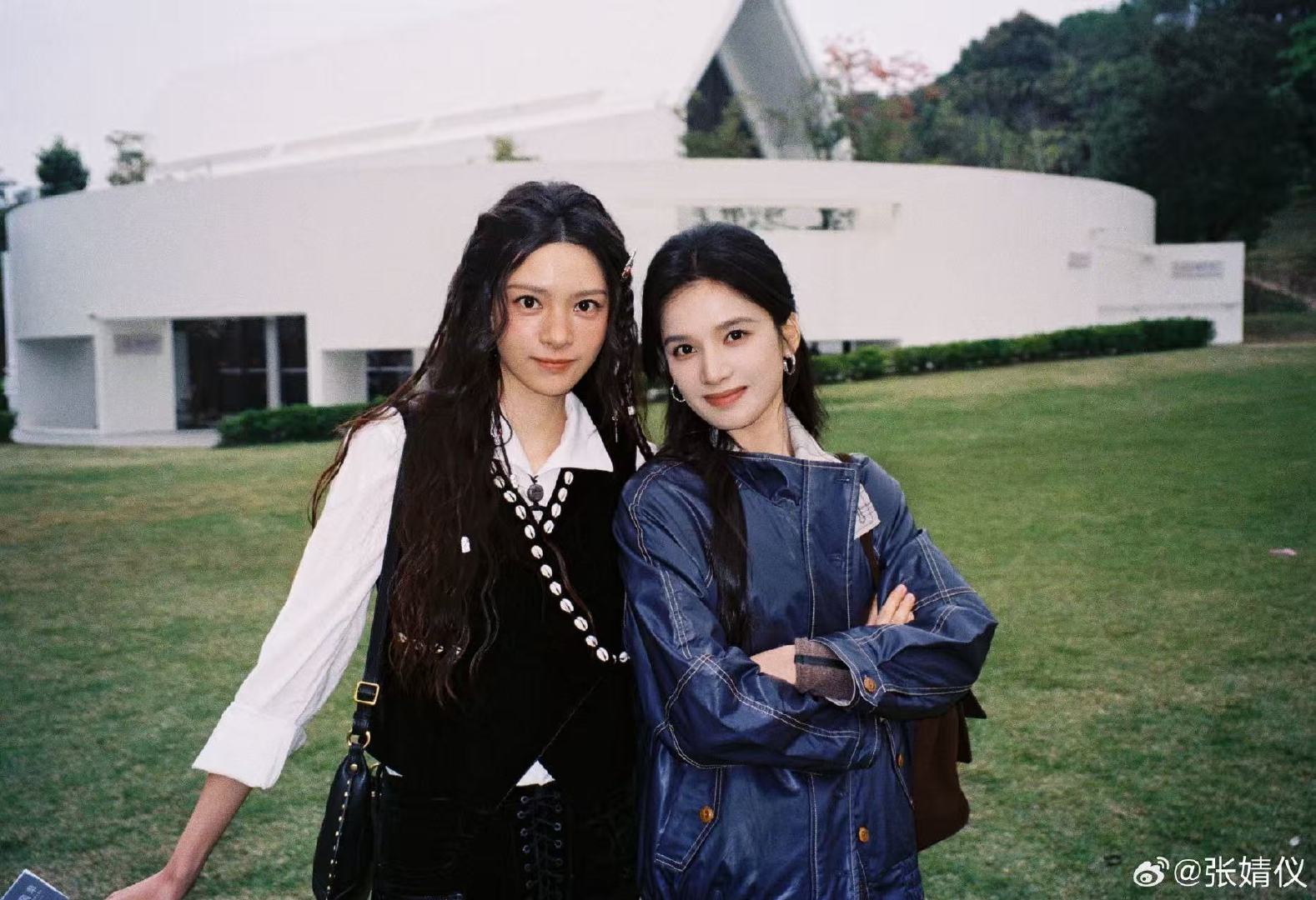 张婧仪晒与张艺上合照张婧仪张艺上合照张婧仪张艺上合照，两张漂亮脸 