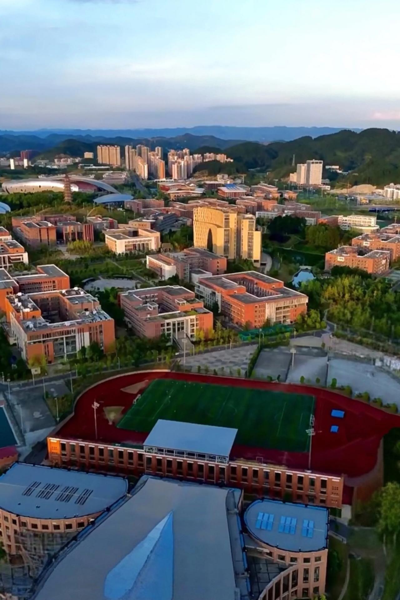 遵义师范学院

在第二故乡遵义生活了二十多年，遵义市的两所学校：遵义医学院和遵义