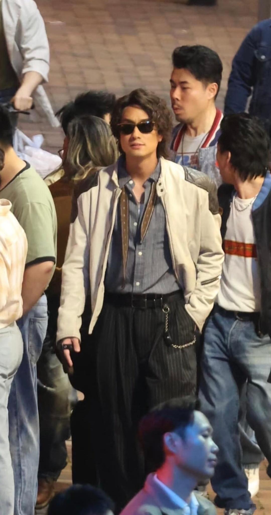 电影《九龙城寨之终章》正在热拍中，吴彦祖加入饰演雷公子，刘俊谦饰演信一路透造型曝