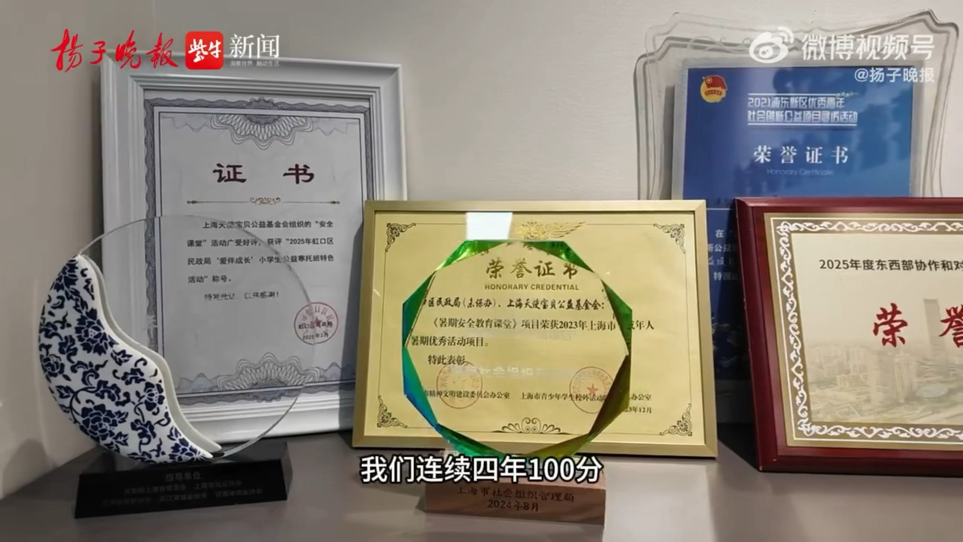 做慈善让黄奕有一颗谦卑的心黄奕探望7岁重度烧伤女孩 看到黄奕去探望小金真的挺触动