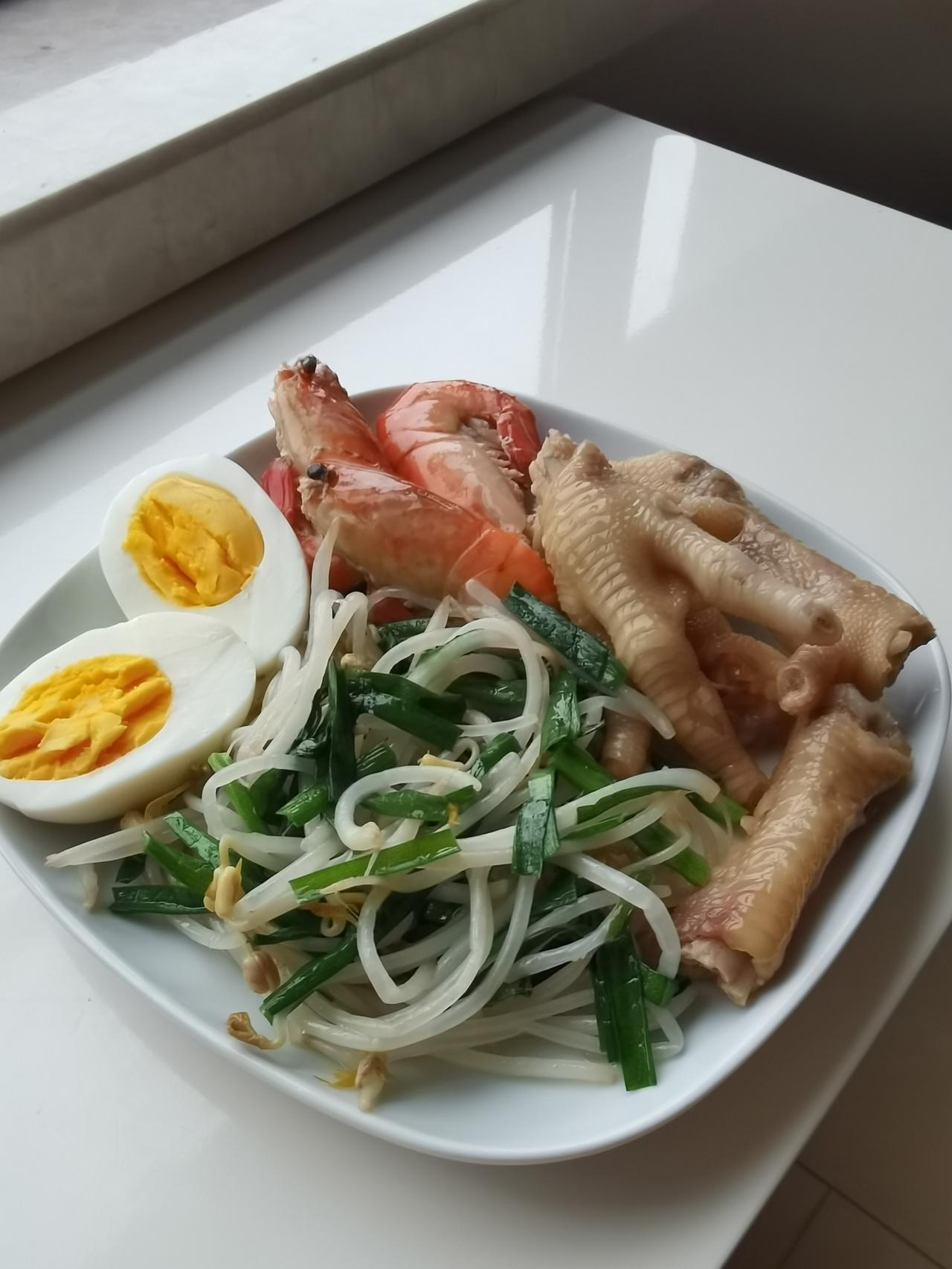 【星期一  早餐打卡】
豆芽韭菜（清炒）、糟鸡爪、糟大头虾、白煮蛋、牛奶咖啡、燕