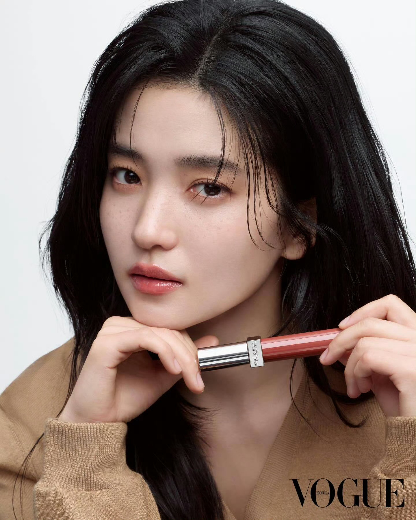 金泰梨韩版《VOGUE》March 2026Prada美妆～ 