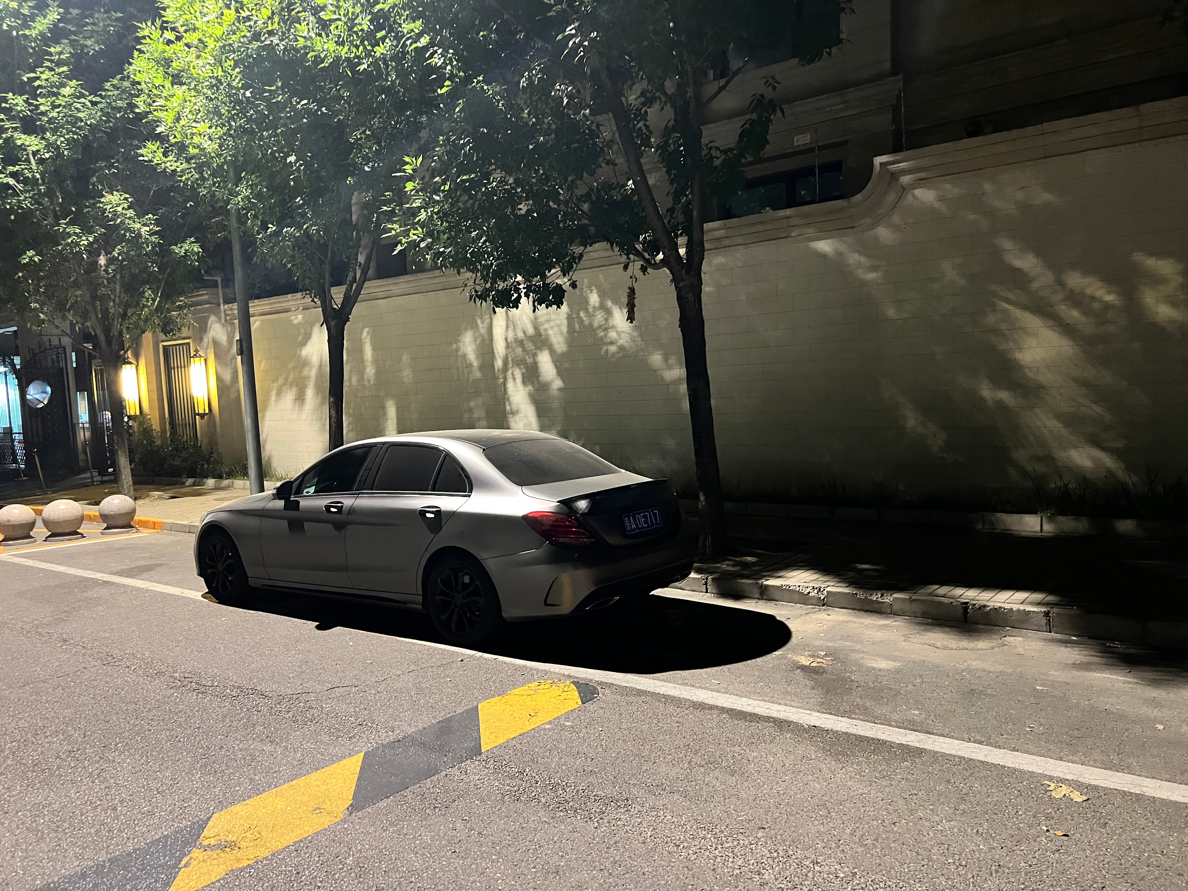 这种傻🖊️停车法就应该被乱棍打死，一个骑在两个车位之间，前后俩车位都停不了；一