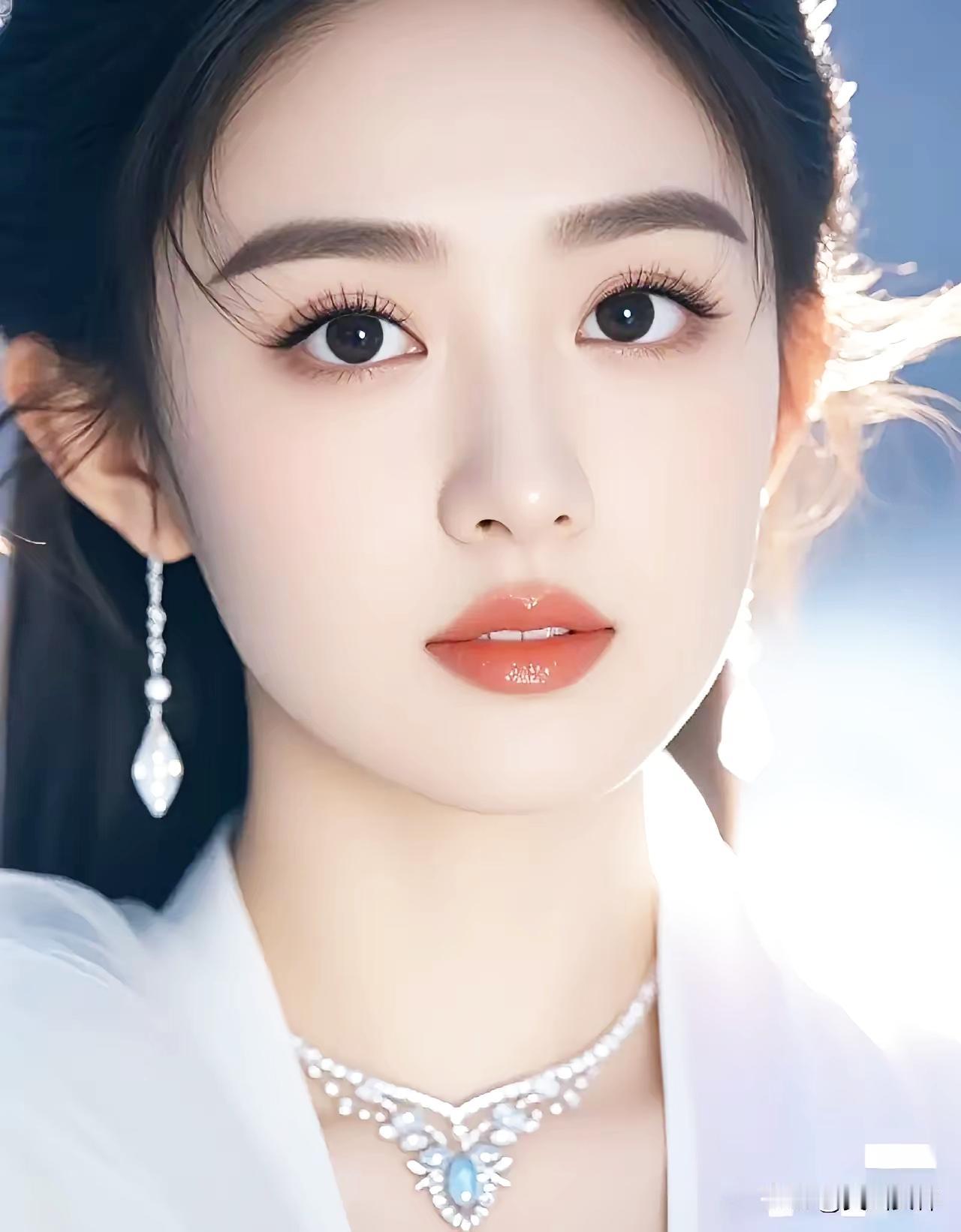 梦幻少女风，精致妆容与优雅珠宝的完美结合