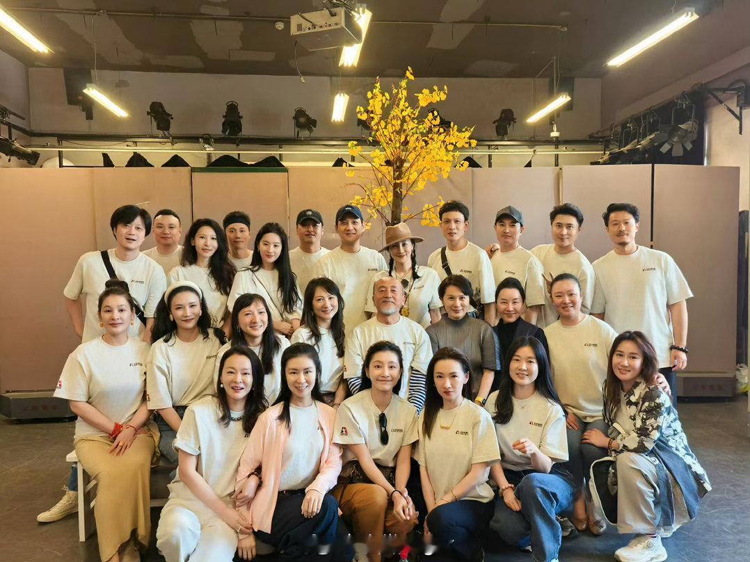 刘亦菲北电同学聚会照天，女神这状态也太好了