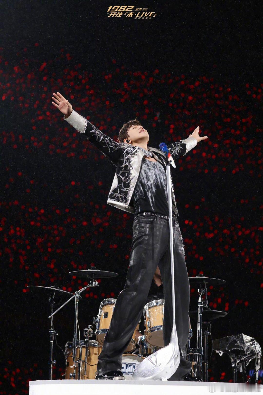 张杰墨镜舞 张杰把松弛感焊在舞台上！杭州演唱会《Lost In The Star