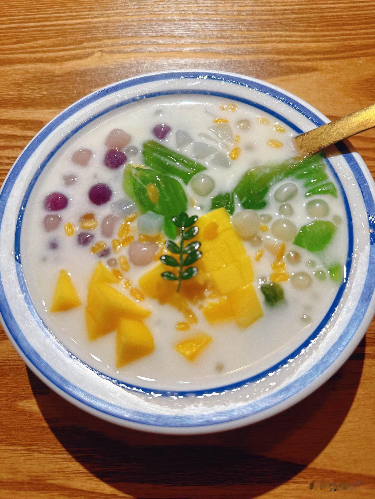 厦门，一座随处可见糖水铺的城市！

一个人找个地方安静的坐着，吹着海风，想着心事