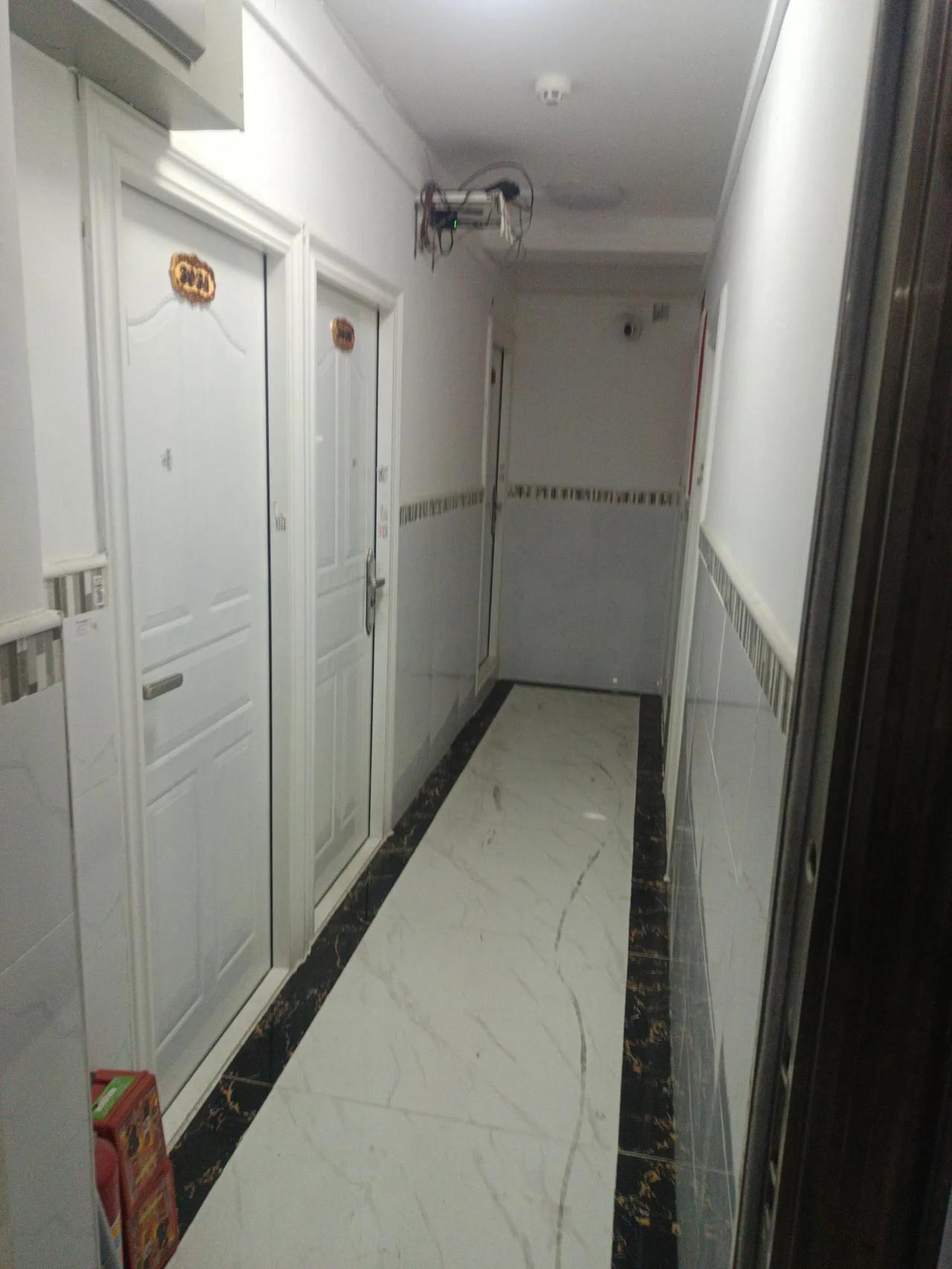 工作了一天，天黑才回到小小的房子里，，，
心中久久不能平静，房子太小了，只有9平