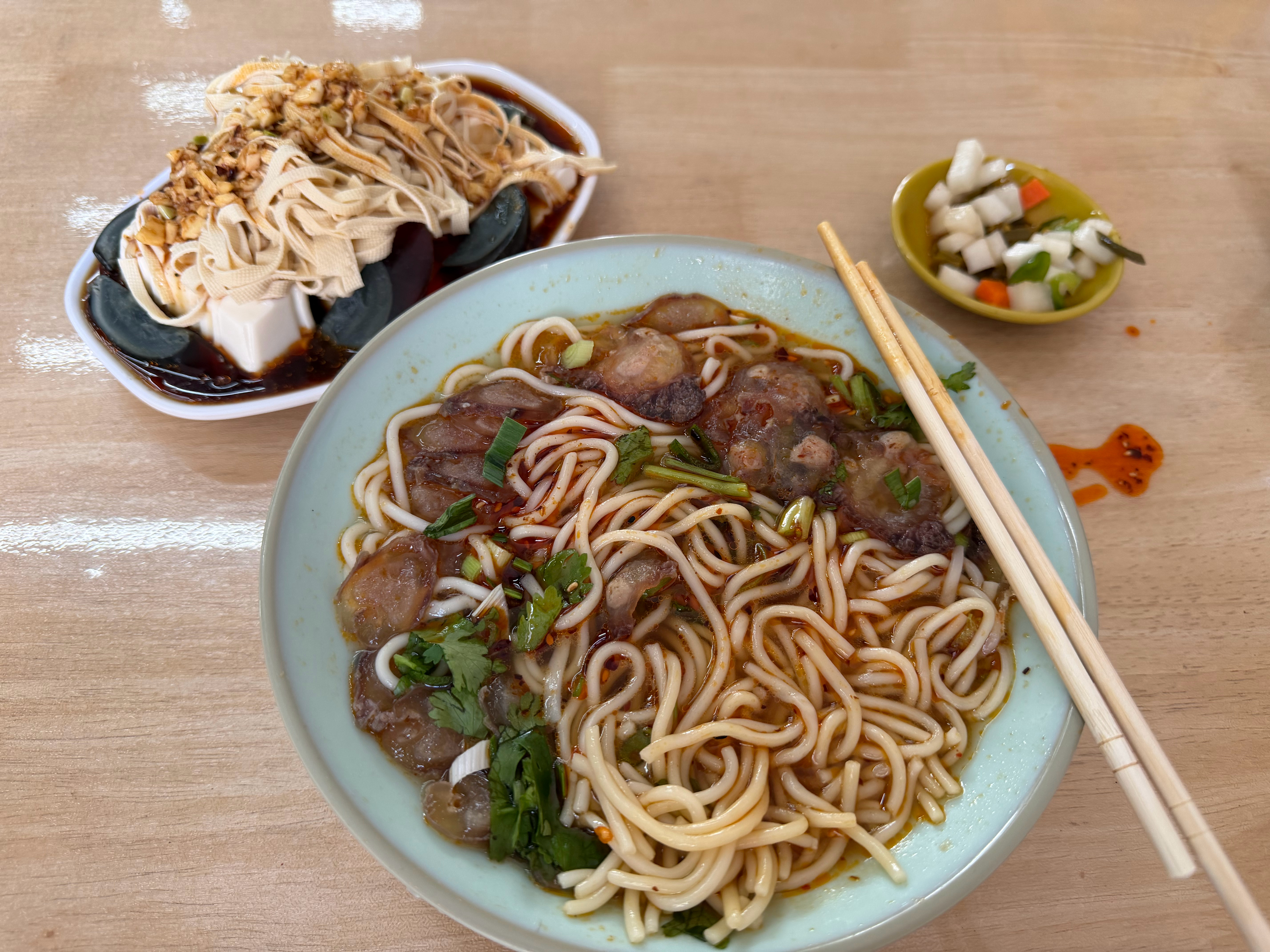 自己就简单吃点，牛鞭面！吃完浑身发热