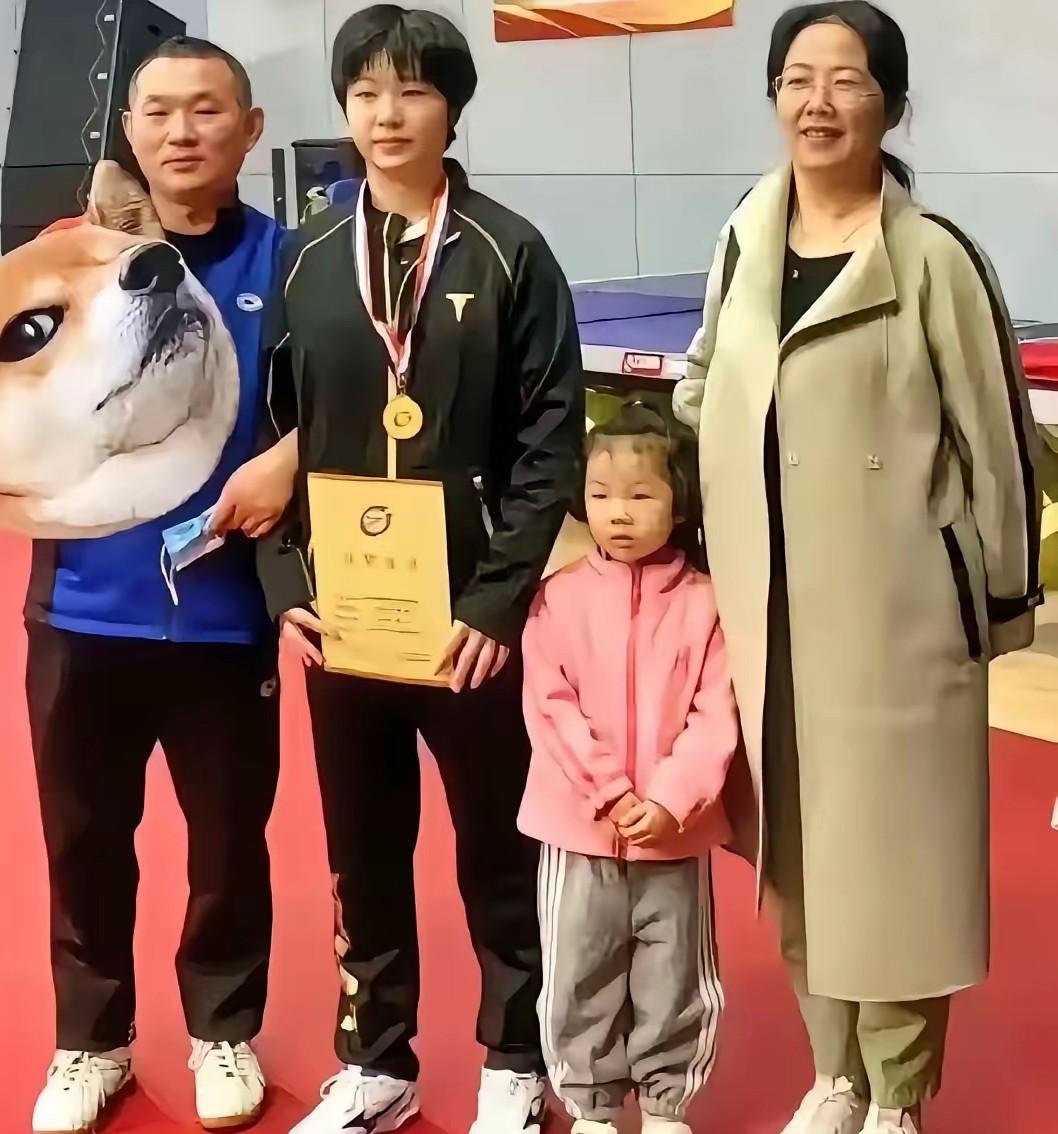 蒯曼父亲的小作文引起了网友们的热议，有人说他这是在给女儿招黑，有人说这个父亲太高