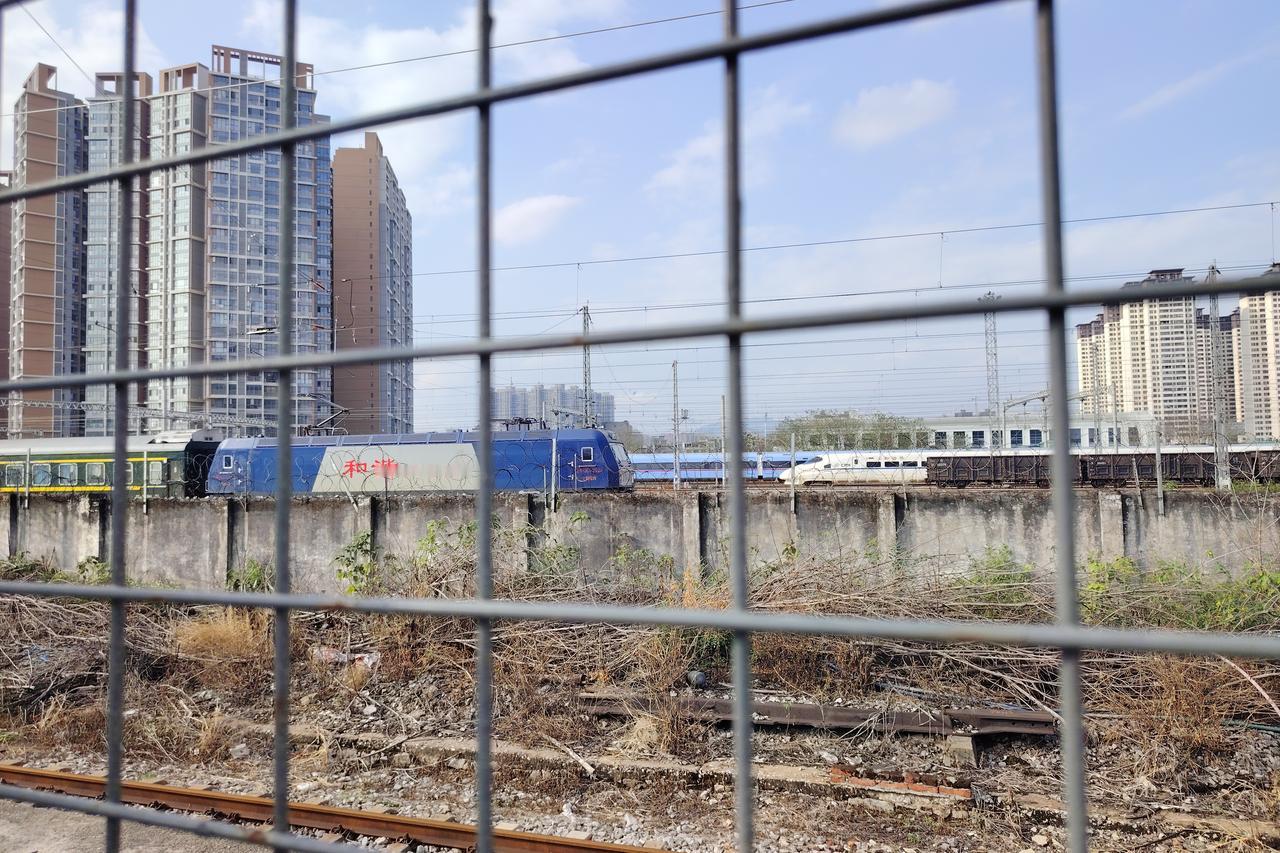 玉林不是已经通南玉高铁了吗，为什么每次从贵港坐绿皮火车去玉林，依然发现车上有很多