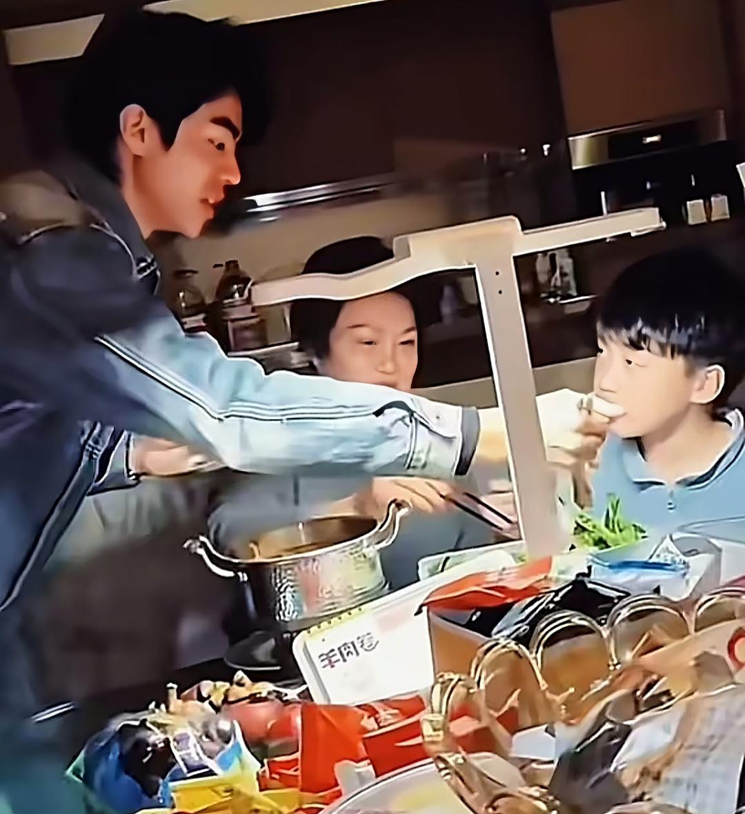 怪说不得昨天石头没有去到阿迪的生日宴现场，原来是被纳迪尔“截胡”了。

不得不说