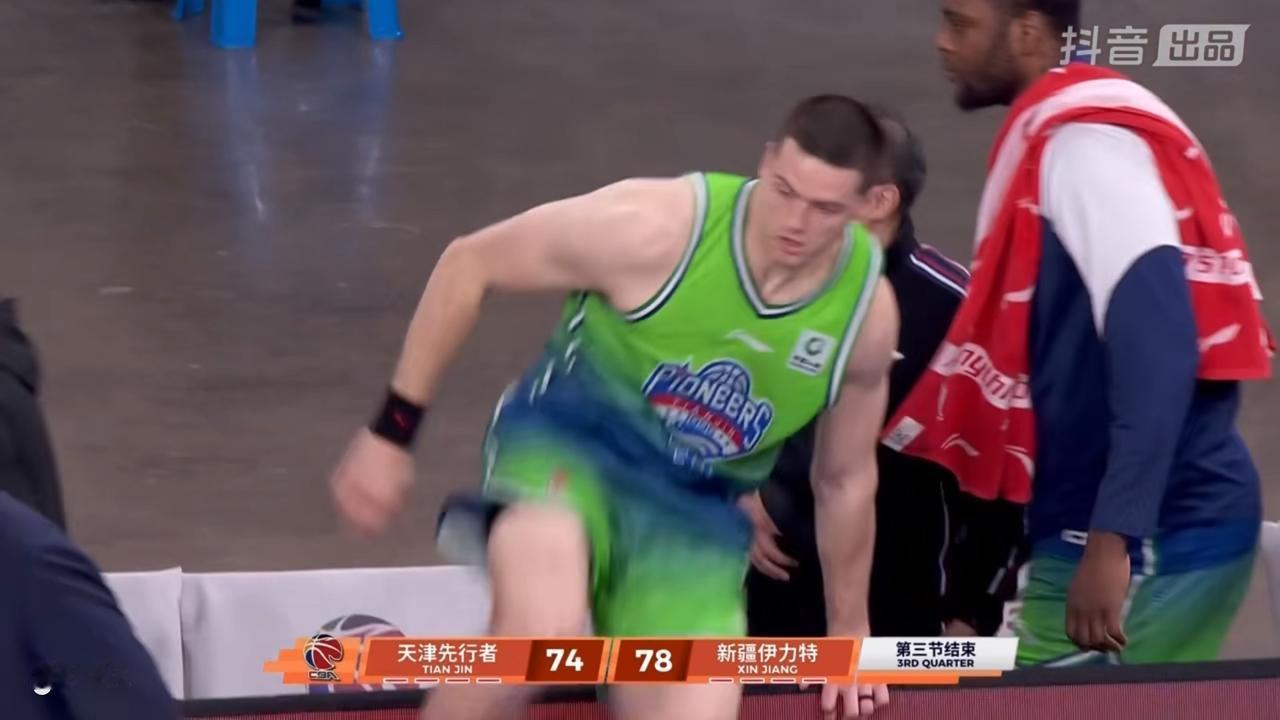 高兴呀！新疆飞虎男篮第三节比赛结束后还是领先！

         在刚刚结束的