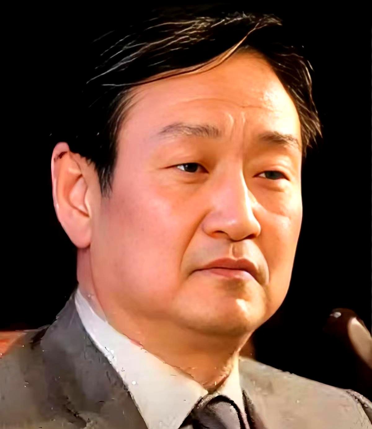 这事儿挺有意思，甚至有点反常识。
72岁的赵玉吉，手里曾握着千亿级的钢铁帝国，首