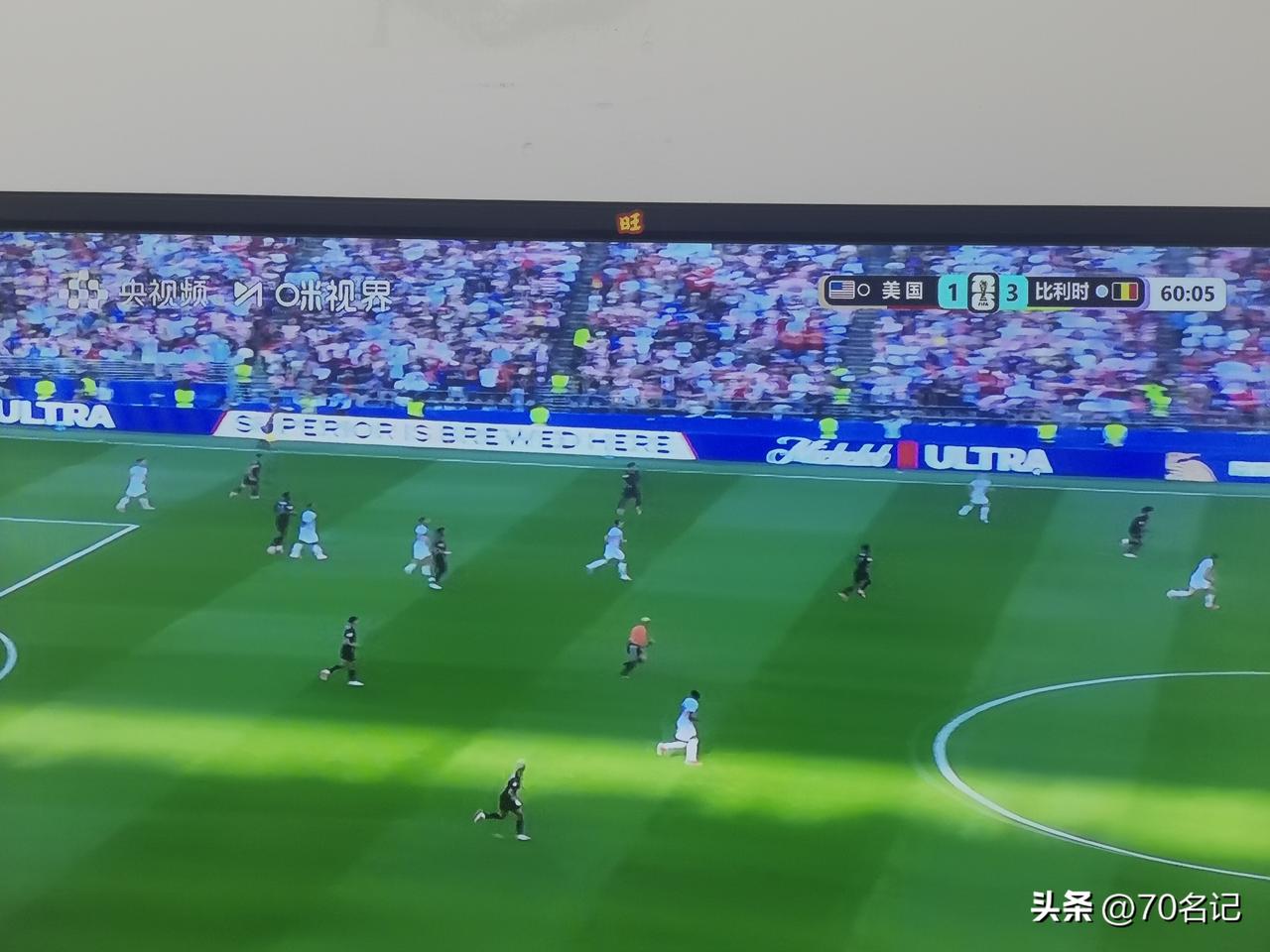 八分之一淘汰赛，美国队菜得抠脚，川哥场外喊破嗓子也白搭！这波丢人丢到全世界了🇺