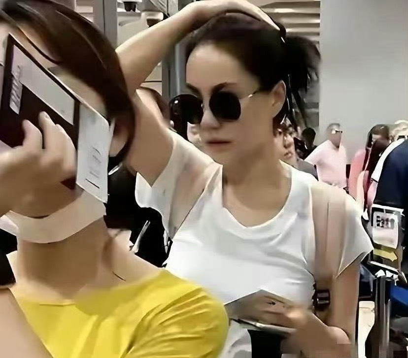 王菲的机场照总藏着惊喜——几十年来愣是不见老态，这状态难怪谢霆锋一直着迷。 ​​