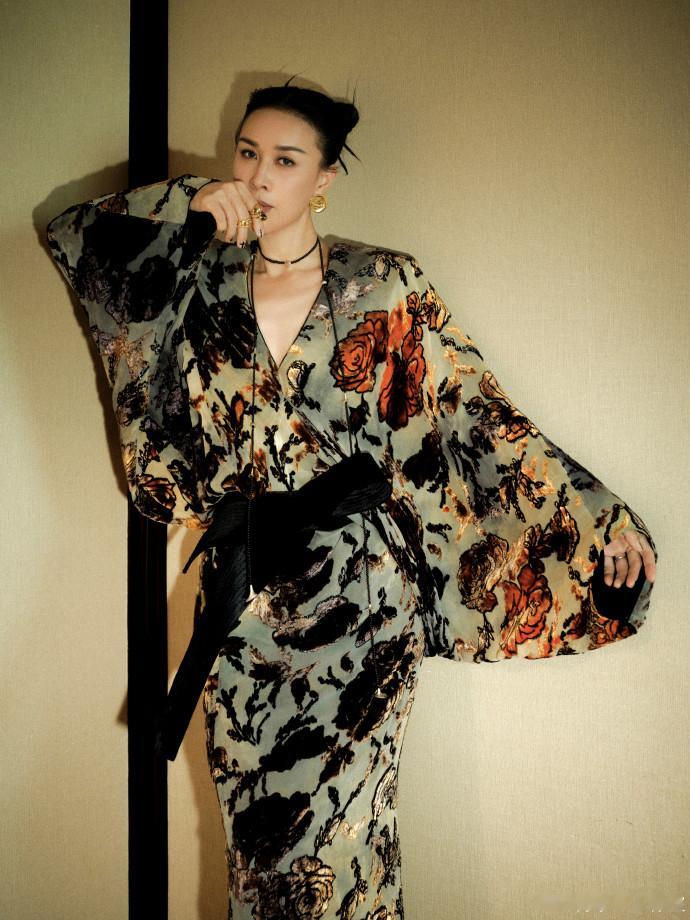 那英拿高音轰蚊子那英在舞台上又唱又跳，层叠长裙配粉色麦超吸睛，高音一出来，蚊子都