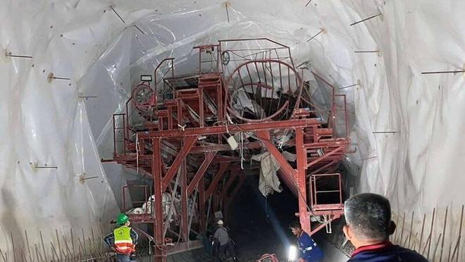 据新华社6月21日消息，泰北清莱府在建铁路Doi Luang山隧道突发脚手架坍塌