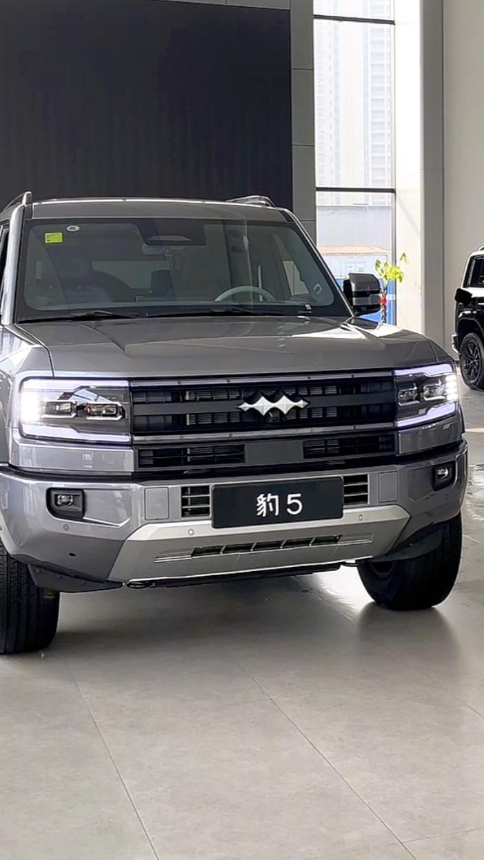 比亚迪方程豹5真是一个家用全能车型。方方正正的造型挺硬朗，辨识度挺高，尤其是晚上