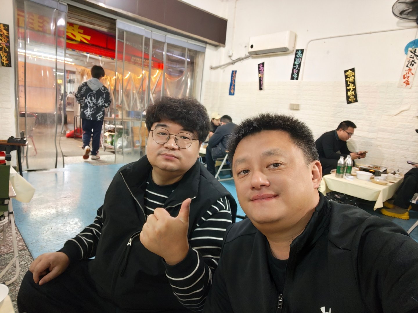 今天来长沙了，请我吃饭，请我按摩，还要管我住宿，一条龙服务，我说星级酒店洗衣服要